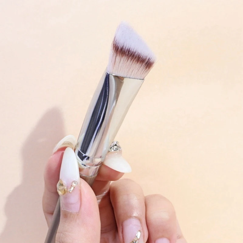 1pc triângulo chanfrado fundação escova círculos escuros manchas de acne corretivo escovas facial iluminador escova compõem ferramentas