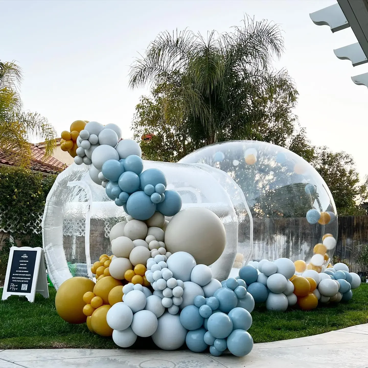 Casa inflável de bolhas com trampolim e cúpula transparente em material PVC com soprador
