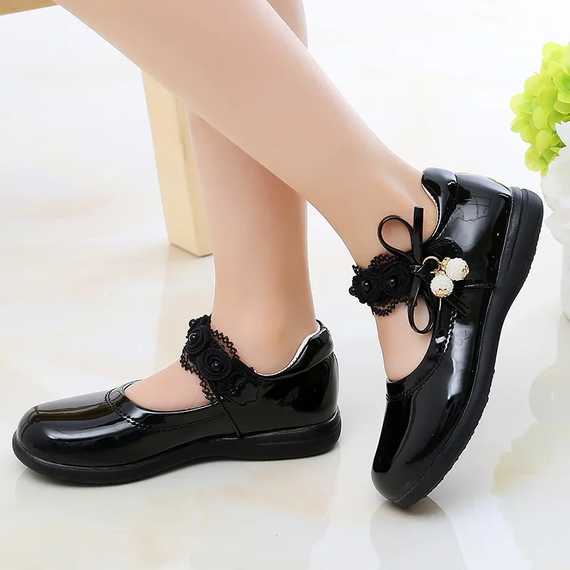 Kids Black Performance Shoes Soft Sole for Students Flat Shoes Casual Versatile 2024 New Kids Princess Shoes with Sweet Pendant