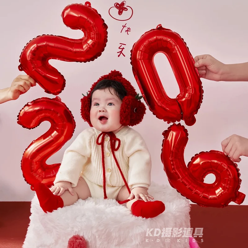 2026 Neujahrsthema Neugeborenen Fotografie Requisiten Baby Overall Outfit + Ohrenschützer + Socken 3 Stück, 2026 Nummerndecks und Pferdepuppen Requisite