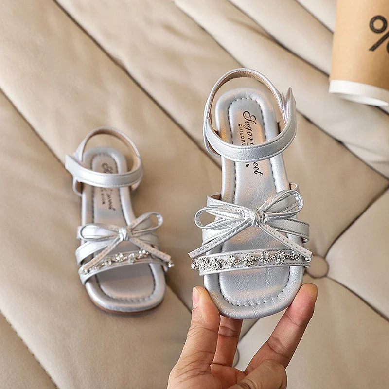 

Детские сандалии с мягкой подошвой, противоскользящая детская повседневная пляжная обувь, новинка лета 2023 года, модная обувь принцессы для девочек со стразами и бантом