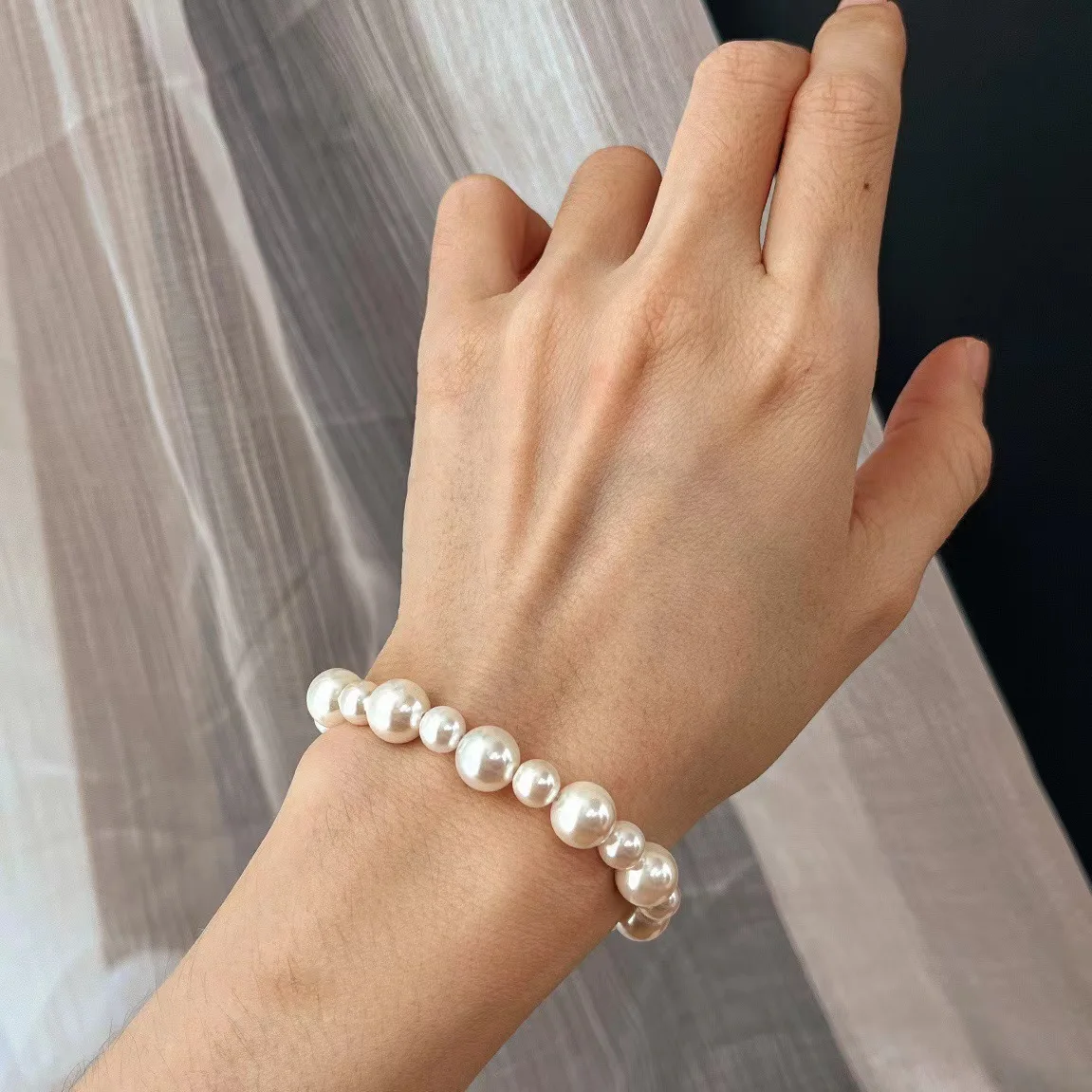 Vintage High-Quality Strong Luster Round Shell Faux Pearl Bracelet, Classic Beaded Stretch Hand Chain for Women