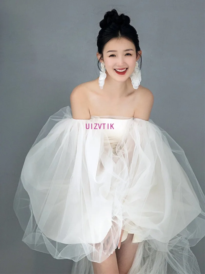 فساتين زفاف قصيرة كورية بسيطة بدون حمالات ثلاثية الأبعاد على شكل زهور بيضاء نصف أكمام منتفخة لالتقاط الصور بدون ظهر مخصصة فستان عروس صغير