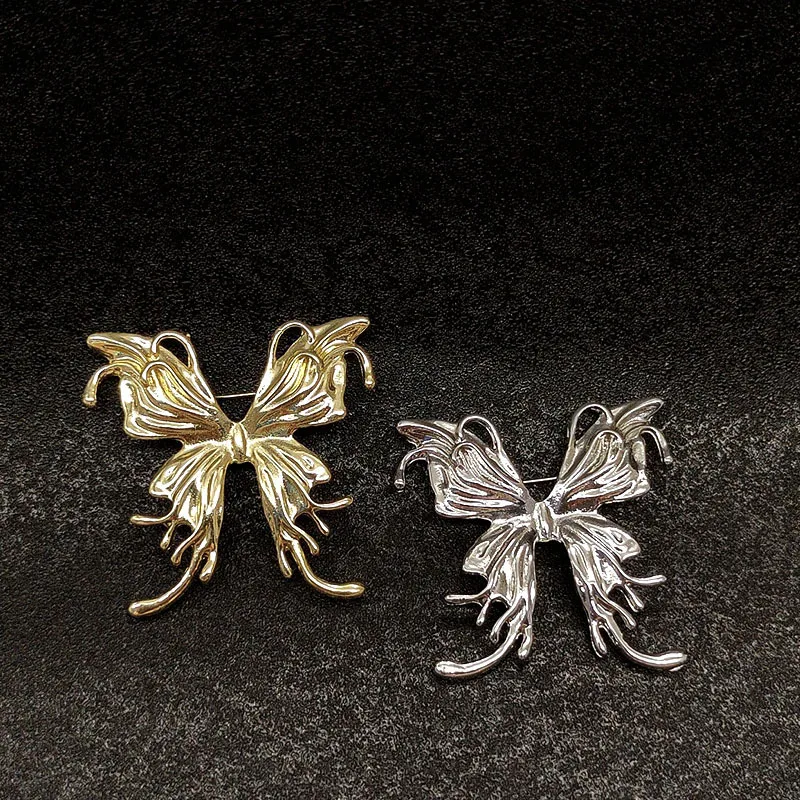 

The fashionable new niche butterfly brooch is a simple and multi-functional alloy brooch for women