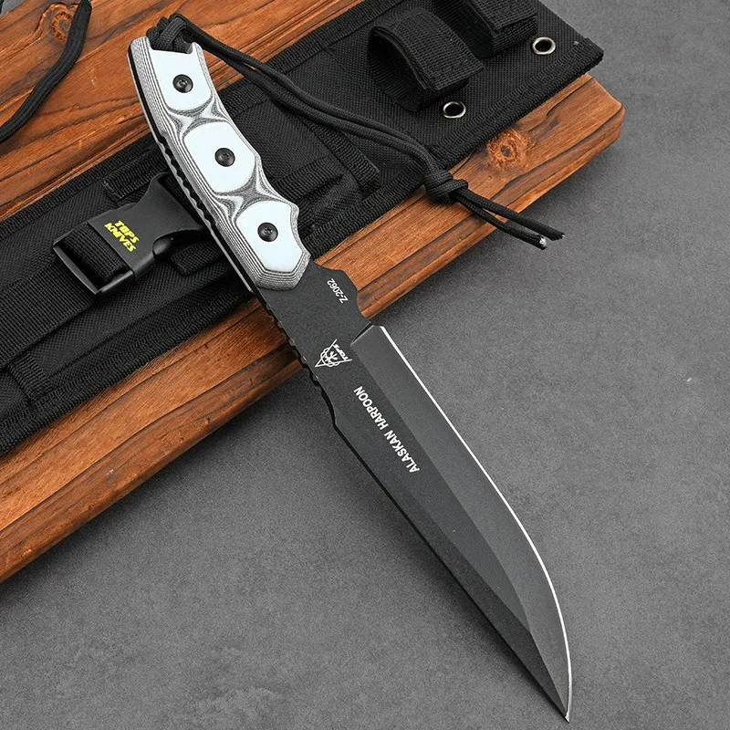 Outdoor camping and mountain climbing special knife, high-hardness one-piece multi-functional survival knife for the wild.