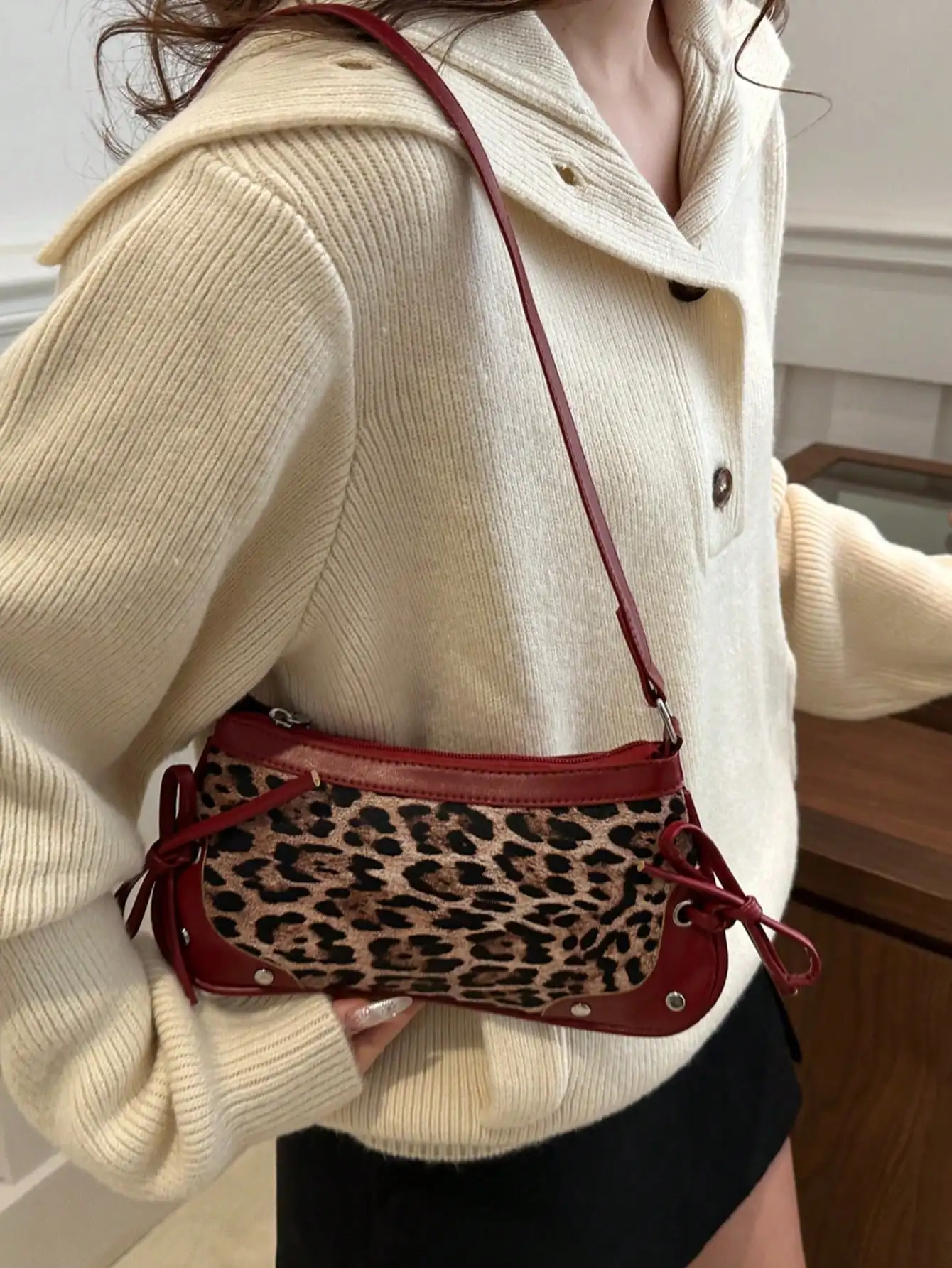 This New Shoulder Bag Features A Simple And Stylish Design With A Leopard Print Pattern For Decoration And A Sharp Color Contrast. It Has A Foldable Design, Allowing It To Be Used As Both A Clutch And A Shoulder Bag. sg25041165996974114
