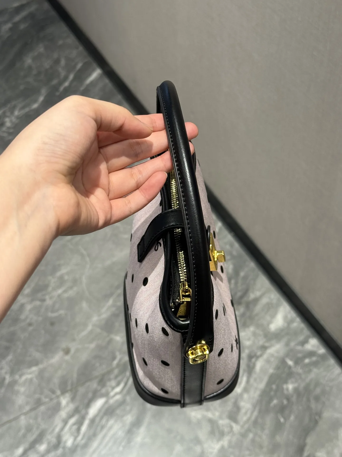 borsa-a-secchiello-da-donna-mack-jennifer-a-pois-a-tracolla-in-morbida-pelle-stile-casual-tendenza-moda-primavera-2026