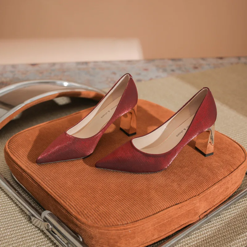 

Женские туфли на высоком каблуке из высококачественного атласа, простые, с неглубоким вырезом, на толстом каблуке, бордовые, для подружек невесты, свадебные туфли.