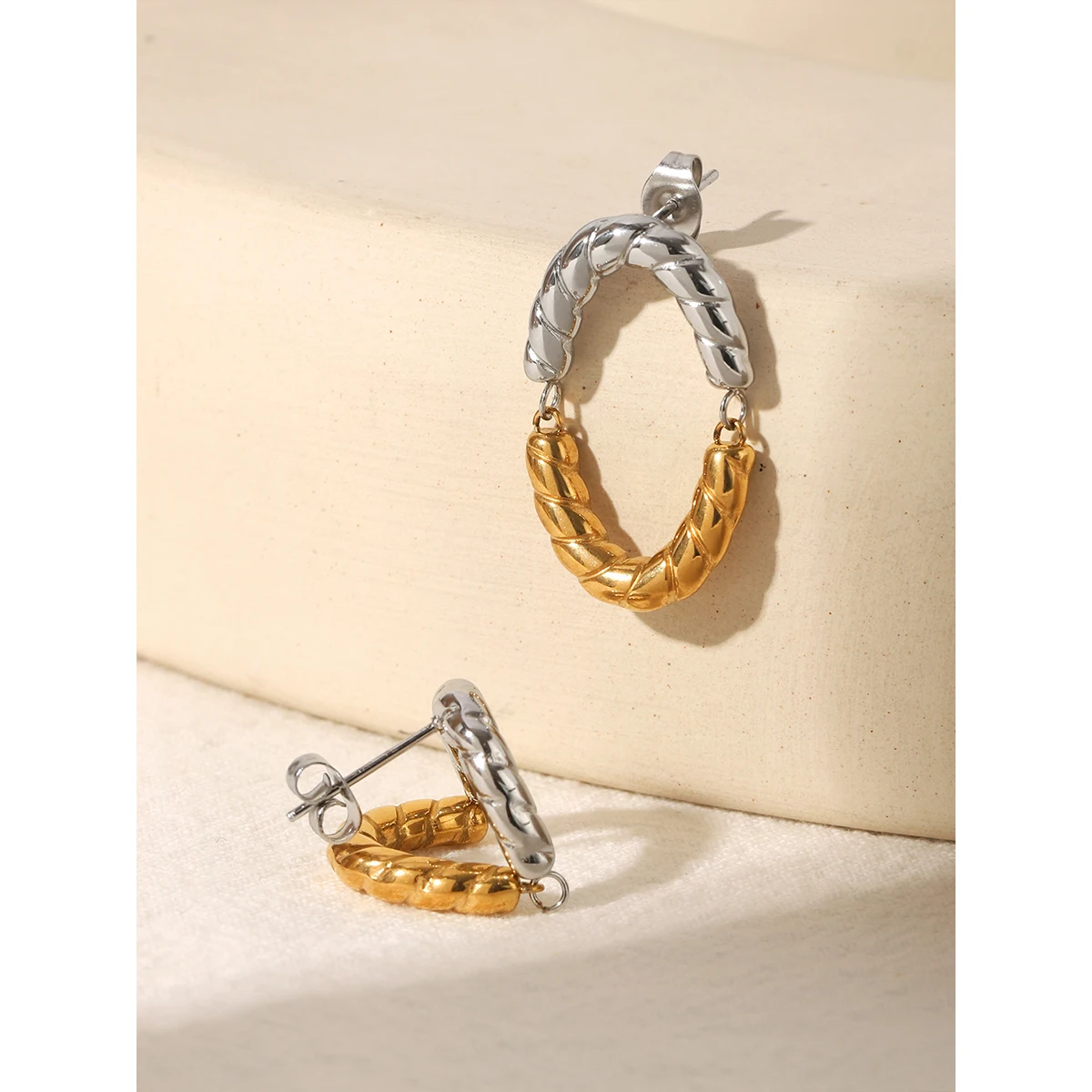 

Two Tone Twisted Hoop Earrings Western 18K Gold Plated Stainless Steel Waterproof Hypoallergenic Party Date Jewelry Gift For Her