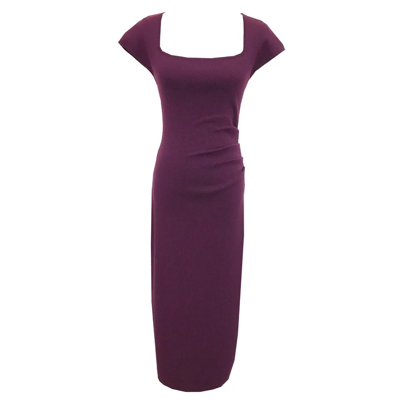 Elegancka sukienka maxi z jedwabiu lodowego w stylu mature, z kwadratowym dekoltem, odkrytymi ramionami, marszczeniami podkreślającymi talię, ukrywająca brzuch, z rozcięciem.