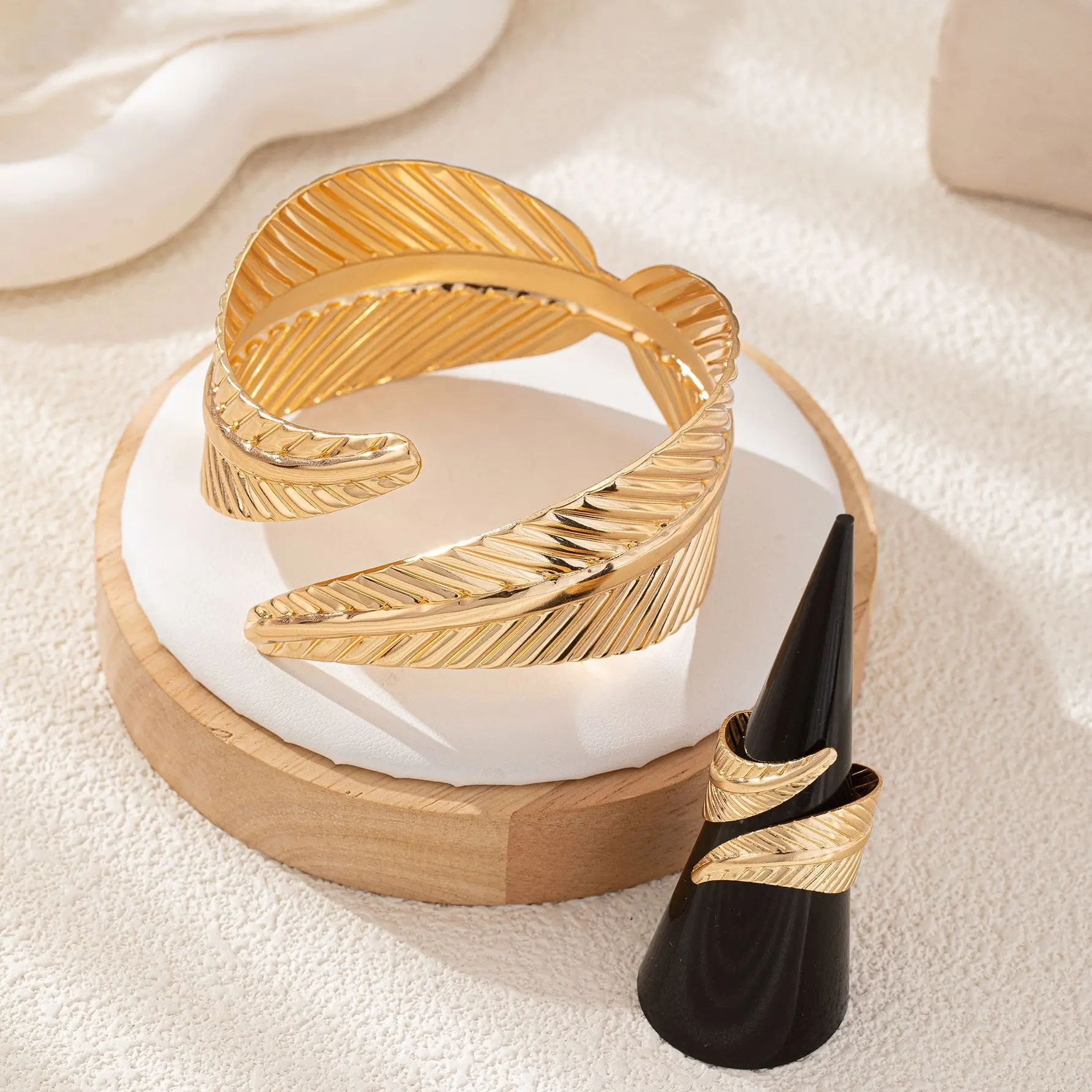 2PCS Geometric Crossing Leaves Cuff Bangles Ring for Women Holiday Fashionable Retro Metal Opening Bracelet Ring Jewelry Set