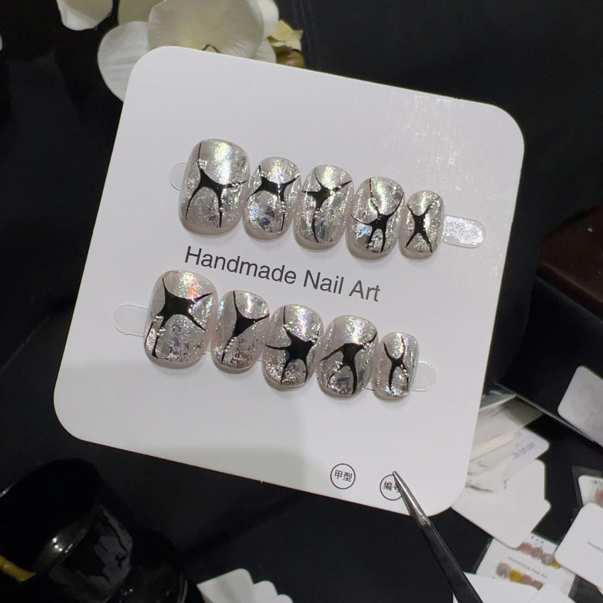 

10 шт., короткие ногти ручной работы Y2K, блестящие серебряные, нерегулярные, черные линии, дизайн, милые, крутые, накладные ногти, носимые советы по дизайну ногтей