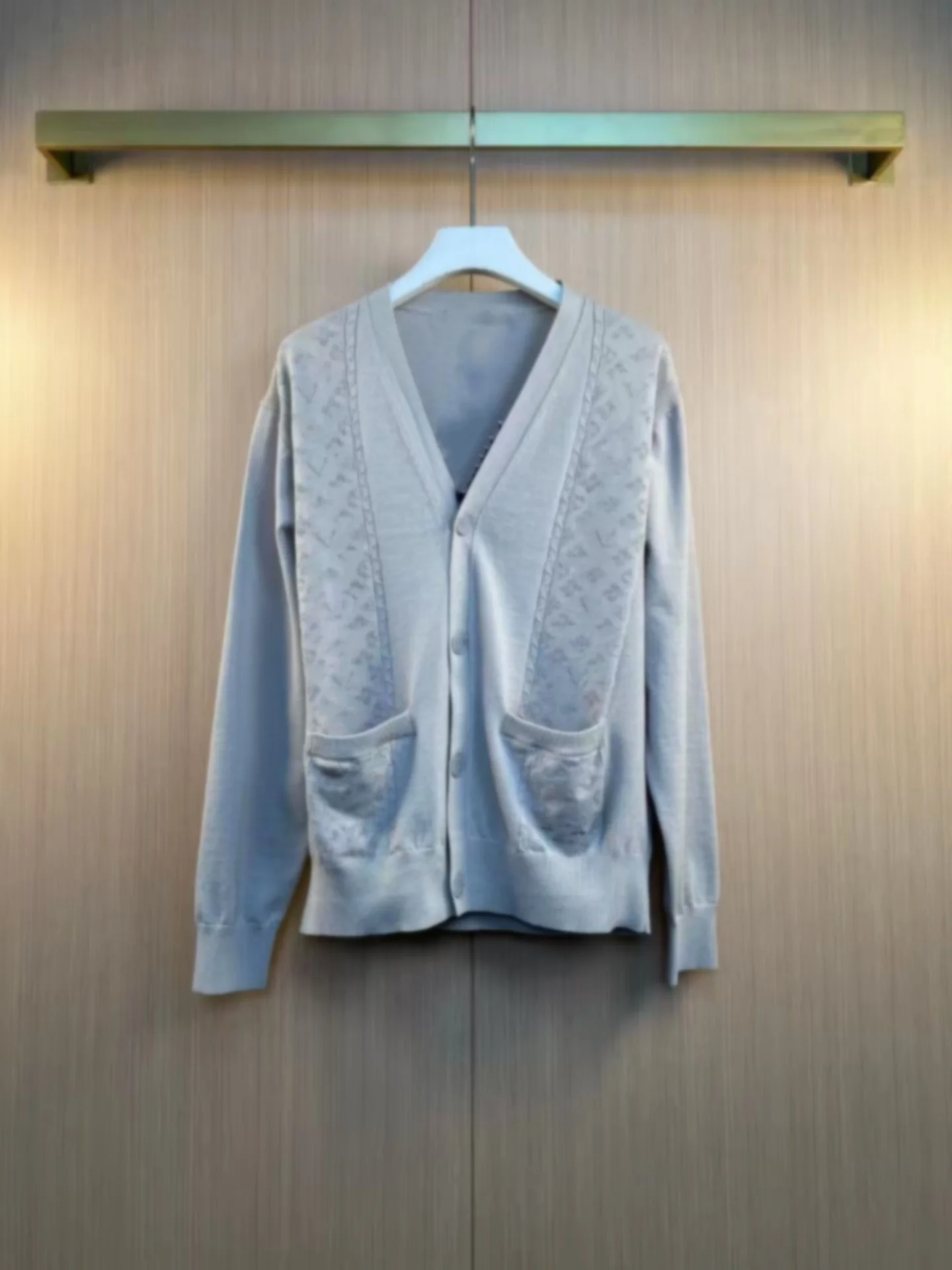 

Мужской модный весенний кардиган из шерстяной смеси в европейском стиле с V-образным вырезом, узором из букв и дизайном с отверстиями