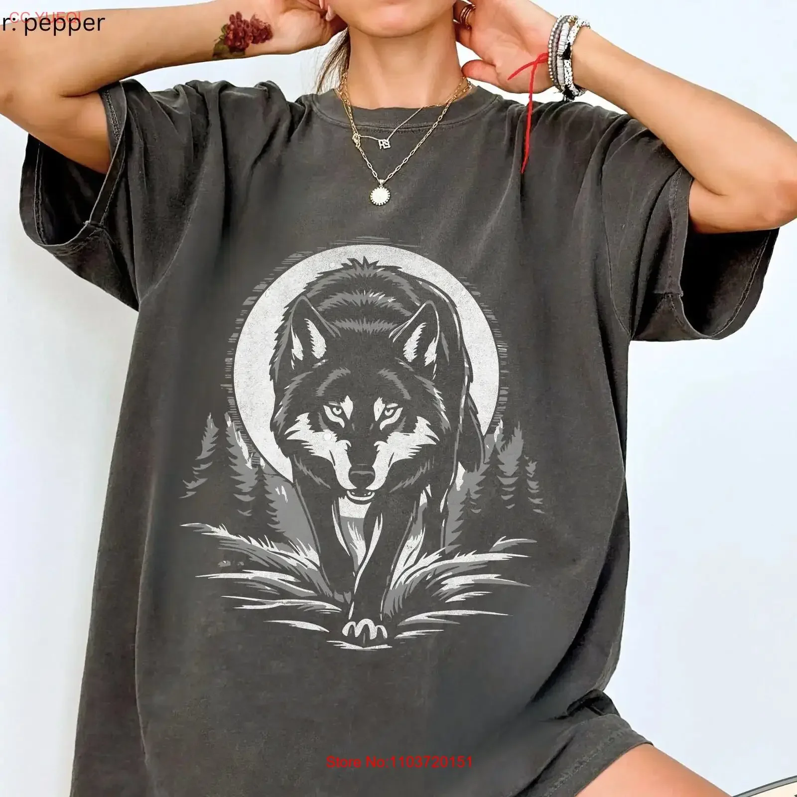 T-shirt Wolf Moon vintage délavé, polyvalent et élégant, pour les amoureux de la nature sauvage et de l'esthétique spirituelle animale.