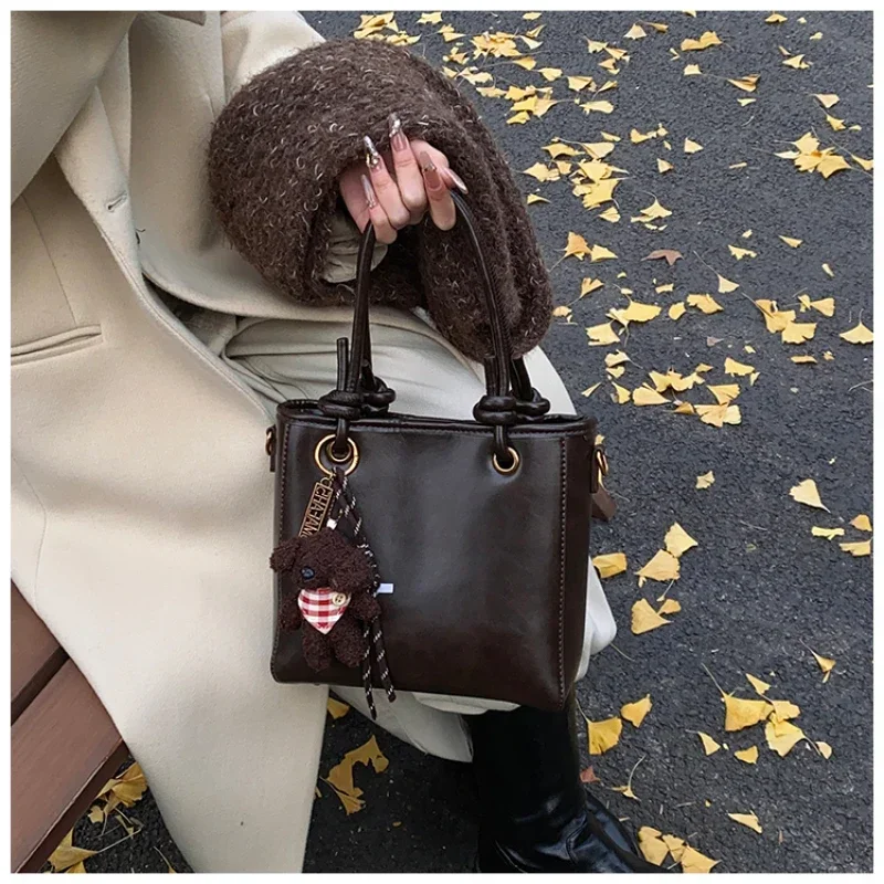 

Retro Handheld Small Bag for Women 2024 Autumn/Winter New Collection High End Bucket Bag Versatile Commuter Crossbody Bag Sac