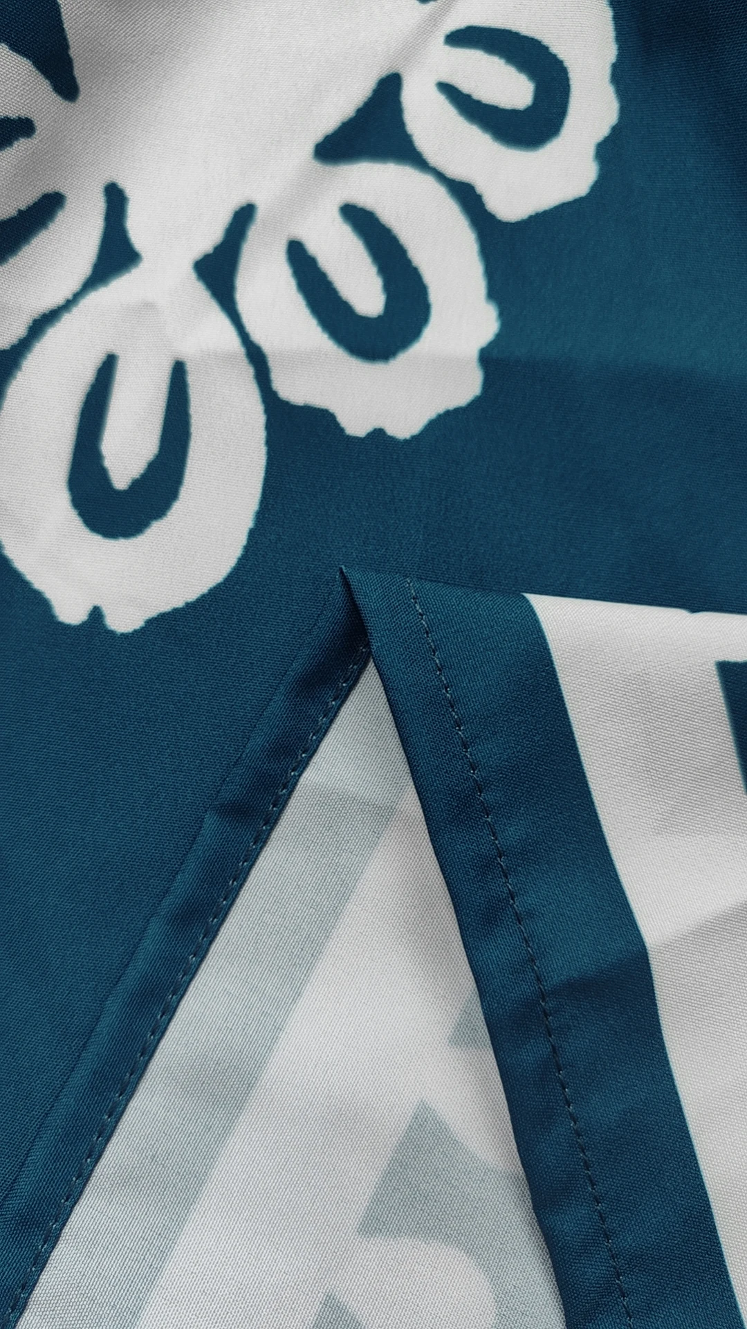 Vestido midi feminino com gola redonda e manga plissada azul e branco com estampa étnica em camadas e bainha solta