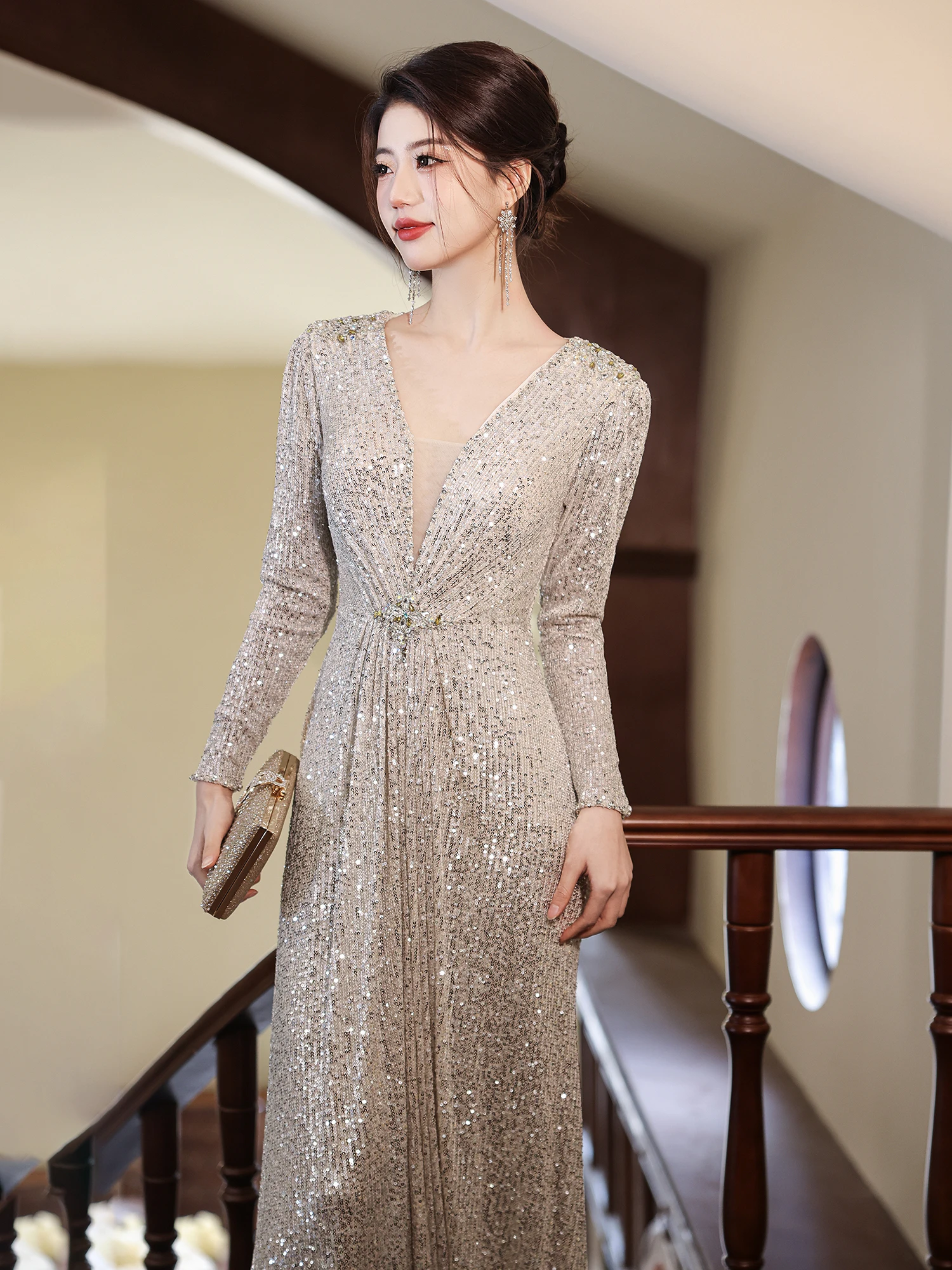 

Вечернее платье Ele: Изысканное, роскошное, сверкающее, для торжественных мероприятий. Невероятно красивое, с ощущением бального торжества.