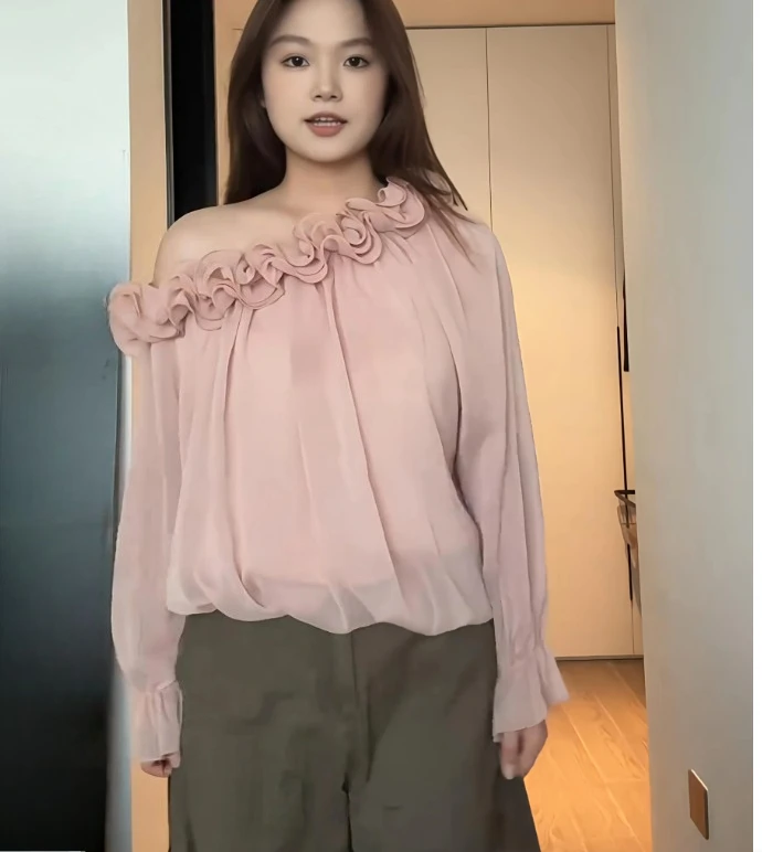 Jesienna bluzka plus size z trójwymiarowymi kwiatami, seksownym dekoltem typu slash neck, francuska, delikatna, z długim rękawem, różowa, odmładzająca bluzka dla dziewczyny.