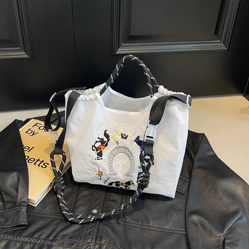 2025 صيف جديد سعة كبيرة التنقل حمل حقيبة المرأة حقيبة النمط الغربي المطرزة المحمولة دلو حقيبة الكتف Crossbody B