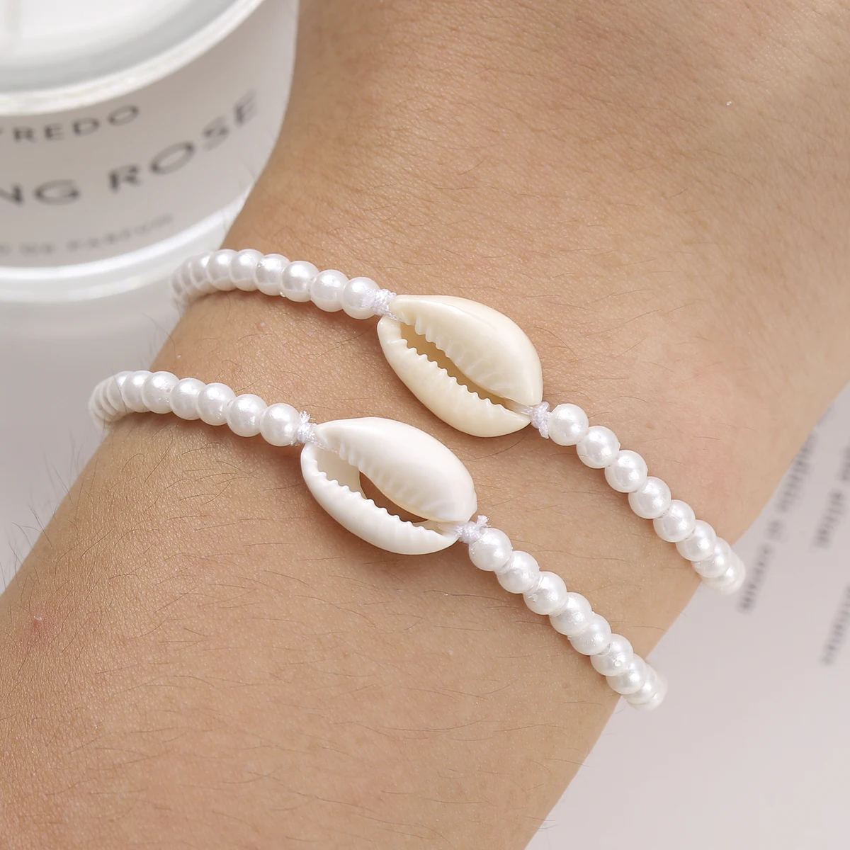 12 teile/satz Imitation Perle Shell Charms Armband Set Für Frauen Weiß Acryl Perlen Einstellbare Armband Schmuck Geschenke