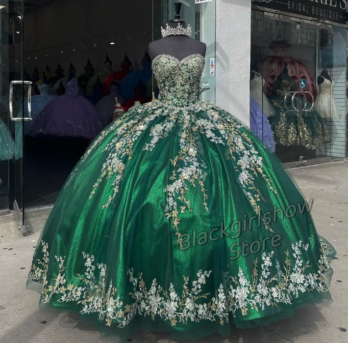 

Emerald Green Princess Quinceanera Dresses 2024 Chapel Train Luxury Sweetheart Neck Crystal Applique Ruffle Vestidos Quinceañera