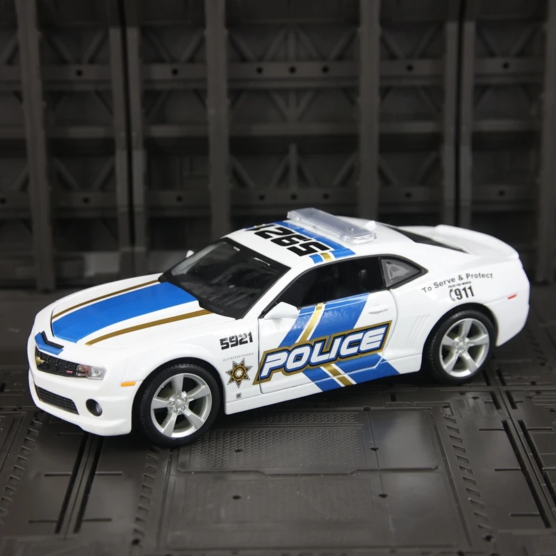 

Модель автомобиля Maisto 1:24, имитирующая полицейскую машину Chevrolet Camaro SS RS, из сплава, с открывающимися дверями и капотом.