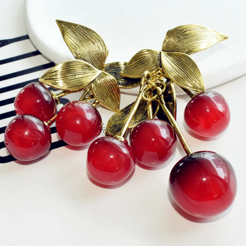 Retro Vintage Metall-Blatt-Harz-Ohrringe mit roten Kirschen für Damen, modischer Markenschmuck, Statement-Accessoire für Damen. – Detail 8