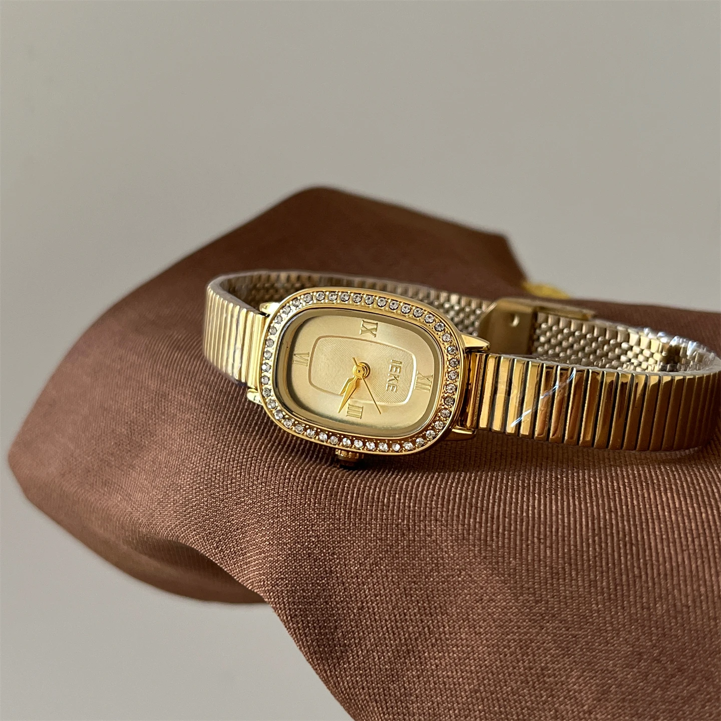 

High-end fashion niche design oval watch women's light luxury gold exquisite diamond-encrusted quartz watch