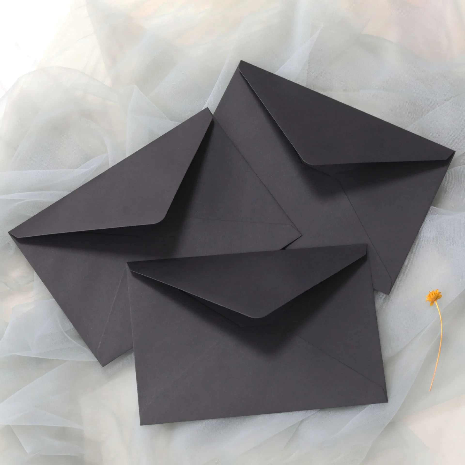 

50 шт./лот, черные конверты в западном стиле из бумаги 120 г, 19,5x13,5 см/16,5x16,5 см, для свадебных приглашений и подарочной упаковки