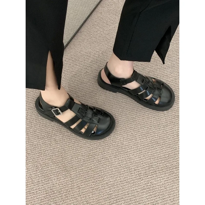 Closed Toe Sandals Retro Woman Shoes Summer Heels Original Girls Gladiator Outside Sports 2024 New Low Flat PU Slides Fretwork