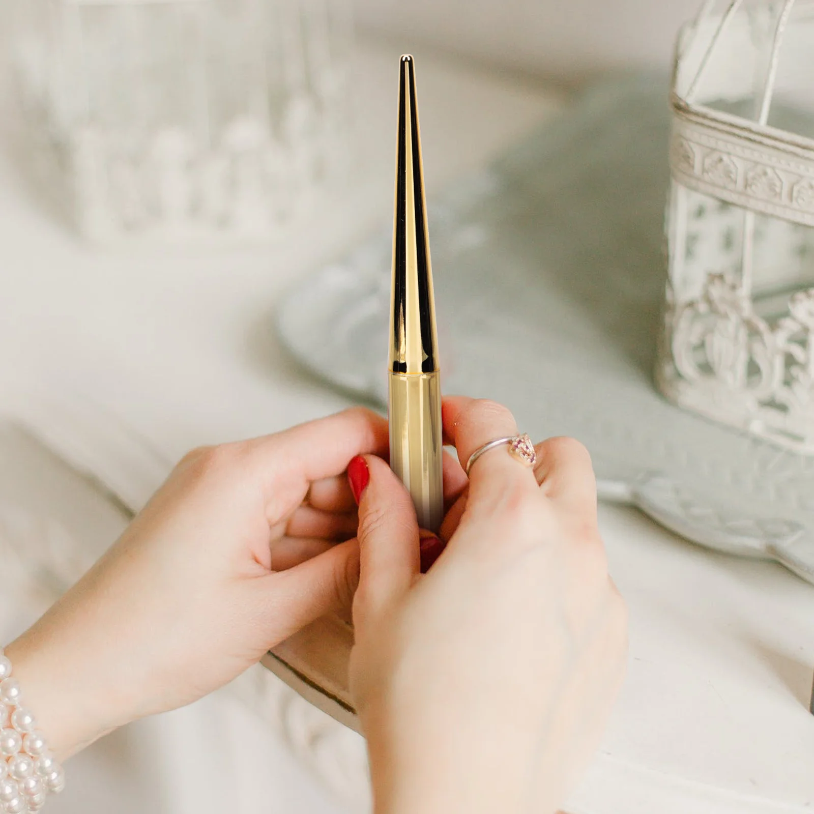 4 個の空の口紅チューブ プレミアム詰め替え可能なリップクリーム容器 ポータブル DIY 口紅ボトル 旅行用 軽量 スタイリッシュ