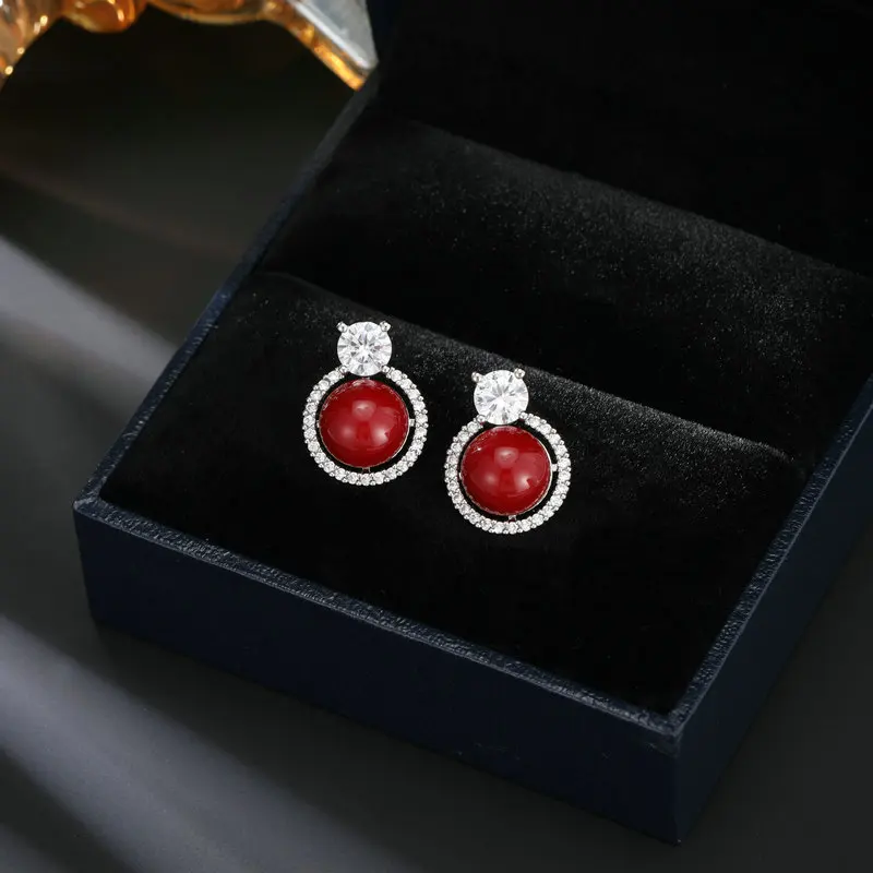 The popular red earrings in autumn and winter are exquisitely designed with a unique and fashionable style