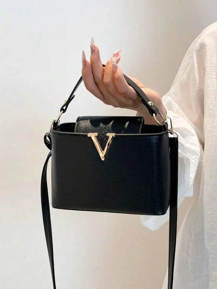 

Минималистичная черная сумка из искусственной кожи с ручкой и золотистой V-образной фурнитурой