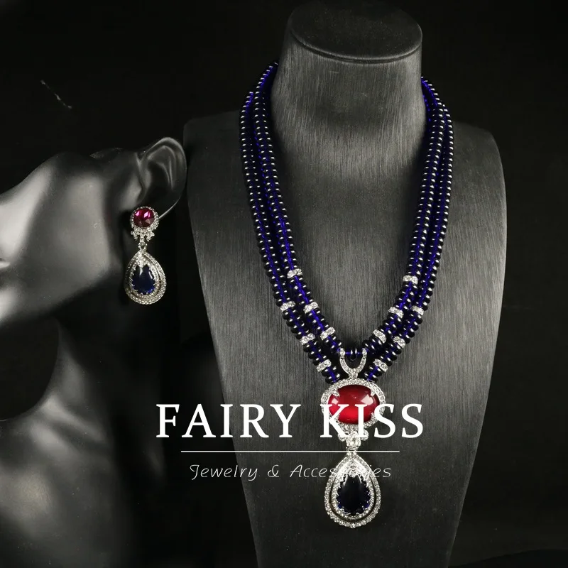 

Европейские и американские ретро-украшения: кольцо с синими бусинами-абакусами и двойным слоем глазурованной эмали, инкрустированное бриллиантами, и колье с подвеской в виде капли воды с бриллиантами.