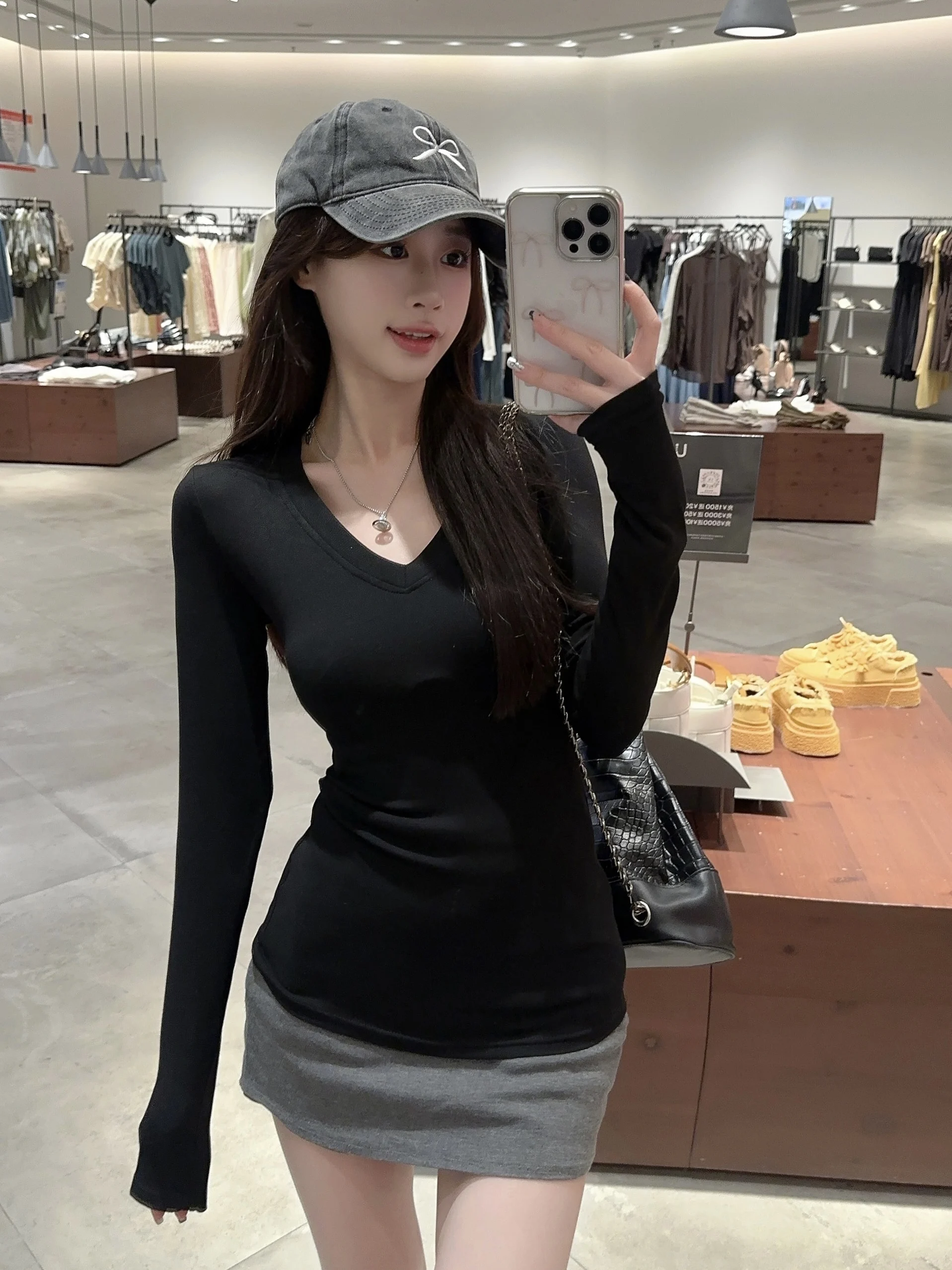 White Basic Style With V-neck Long Sleeved T-shirt Solid Color Black White Women's Autumn Slim Fit Thin Style Women T-shirt