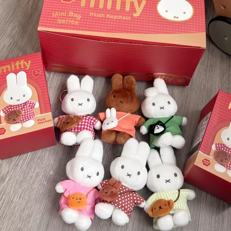 Nowa Oryginalna Seria Podróżnicza Miffy Królik - Modny Wisiorek, Figurka Niespodzianka, Dekoracja do Plecaka, Ozdoba, Kolekcja na Biurko, Zabawki, Prezenty