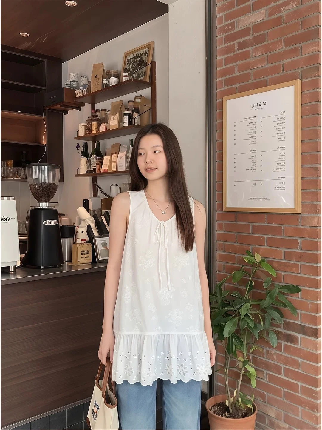 Ladies Casual Style Hollow out Lace Trim Loose Fit Sleeveless Vest plus Size 300 Pounds Special Large Size Slimming Effect