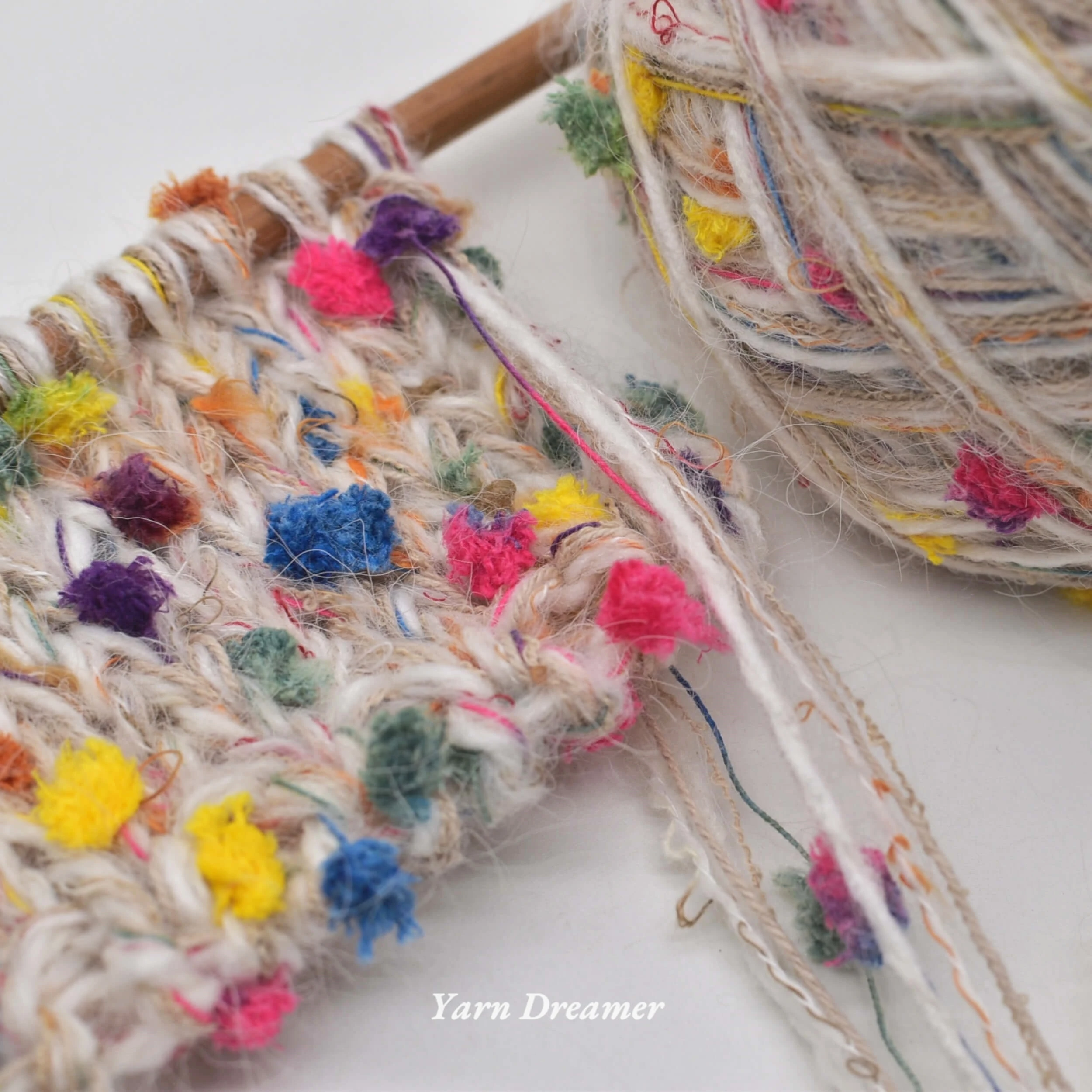 قوس قزح بوم بوم وشاح الحياكة غزل البيج متعدد الألوان غزل سميك لخيوط صوف الكروشيه للحياكة