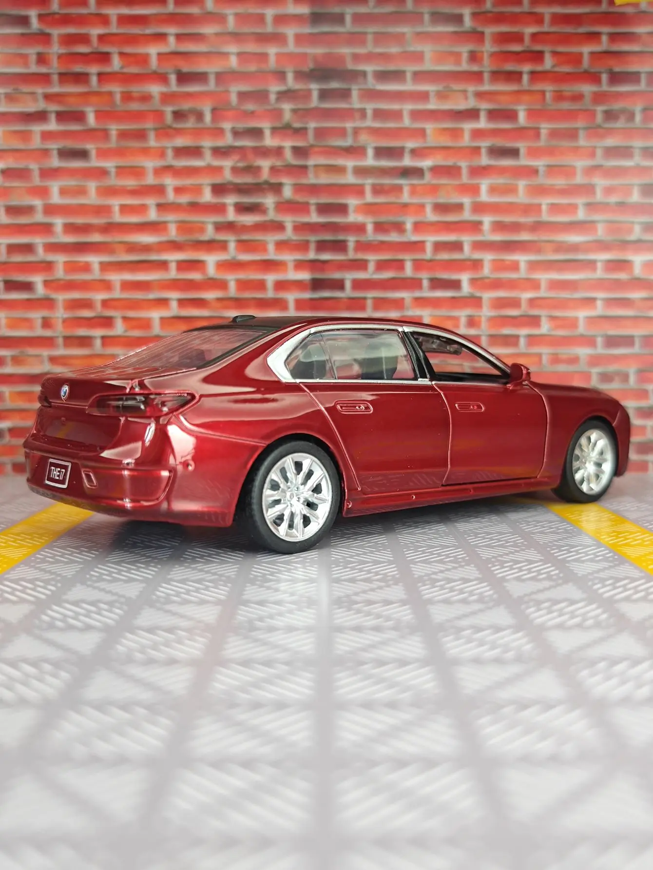 1:32 BMW I7 novo modelo de carro de liga de energia série 7 carro pull-back porta acústica-óptica pode dirigir carro de brinquedo menino