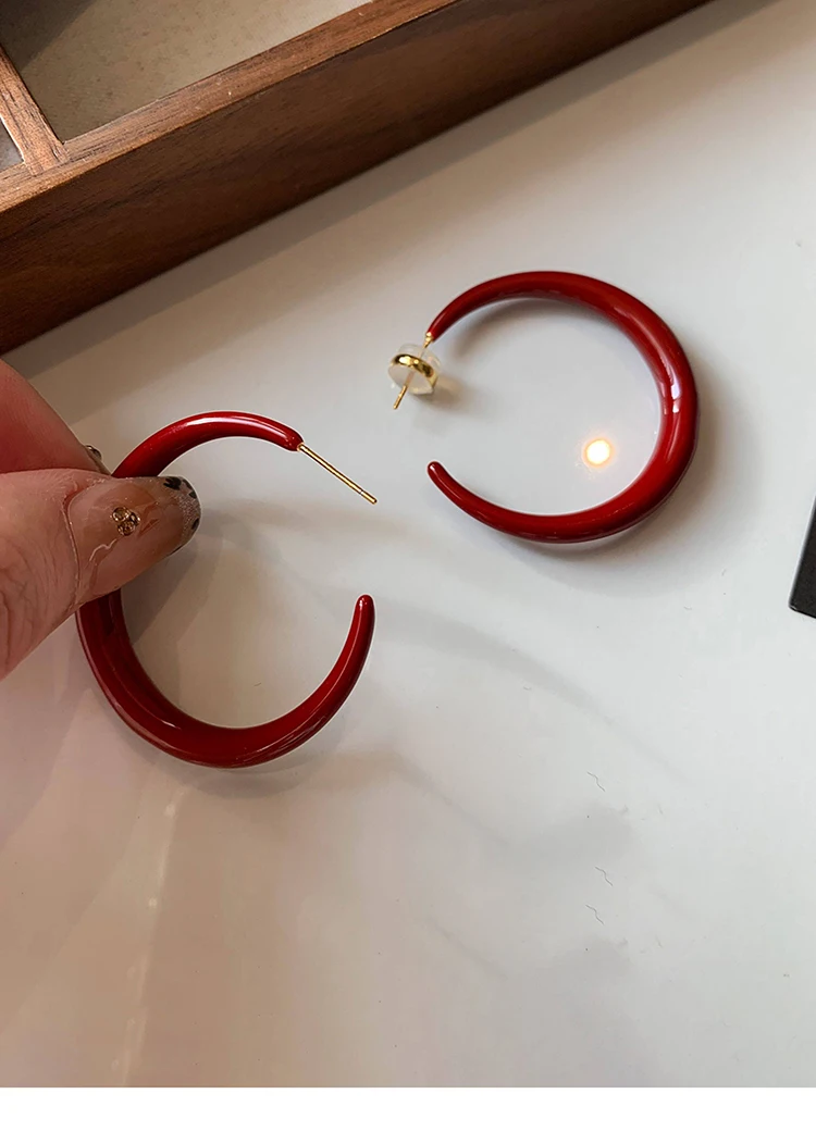 2026 Neujahrs-Ohrringe in Weinrot mit Emaille, C-förmig, europäischer und amerikanischer Stil, schlichte Accessoires für Damen – Detail 5
