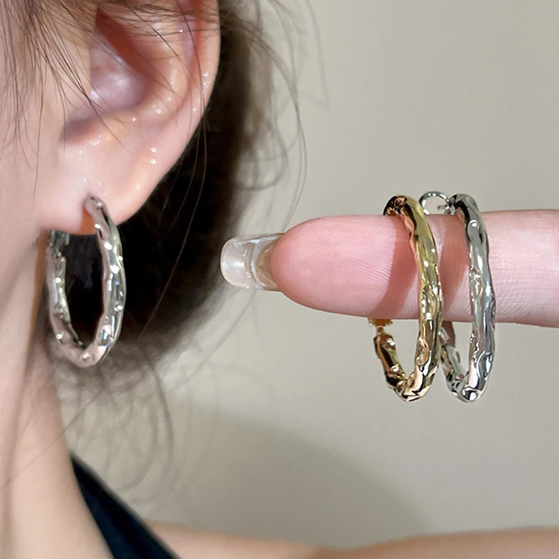 Unregelmäßige Textur Creolen für Frauen Exquisite Metall C-Form Tropfen Ohrringe Vintage Einfacher Trend Vielseitiger Schmuck Geschenk 2025