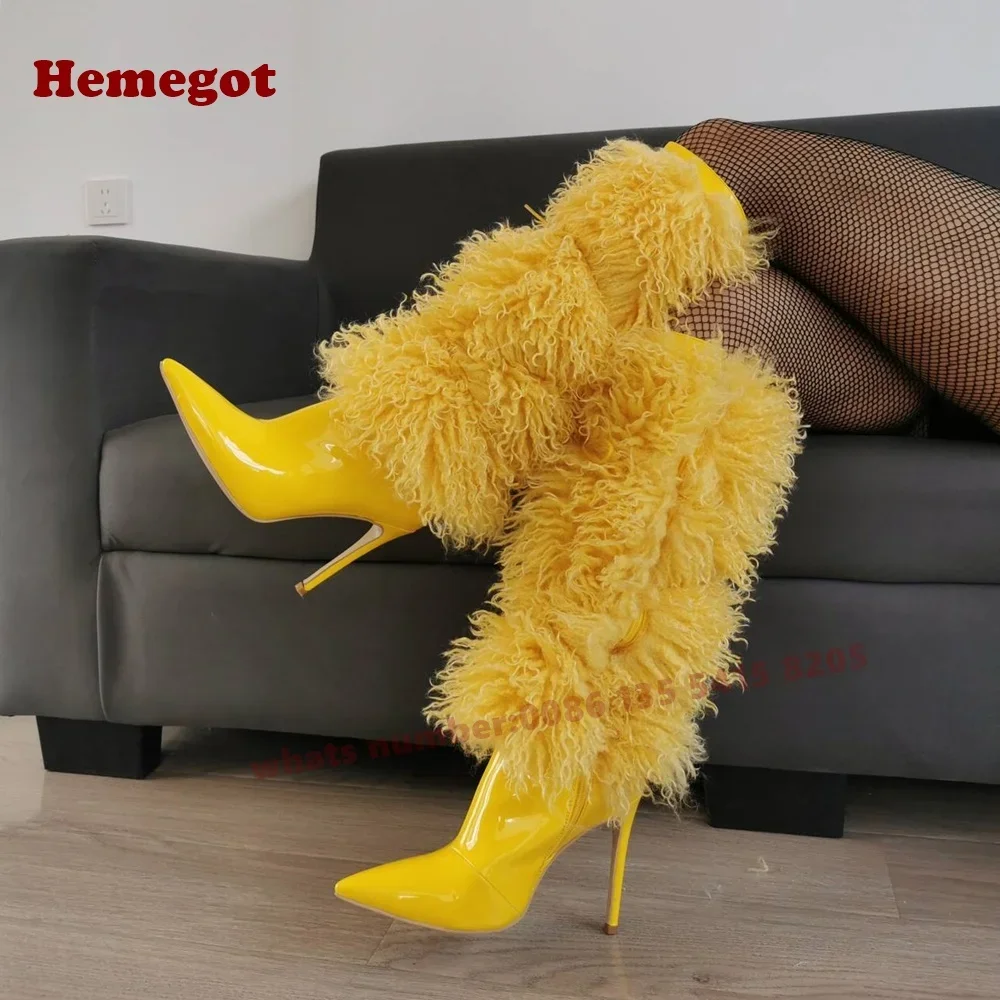 

Желтые сапоги до колена с пушистыми перьями, глянцевые женские высокие сапоги на шпильке с острым носком, зима 2025 г., новая теплая молния сбоку в стиле пэчворк