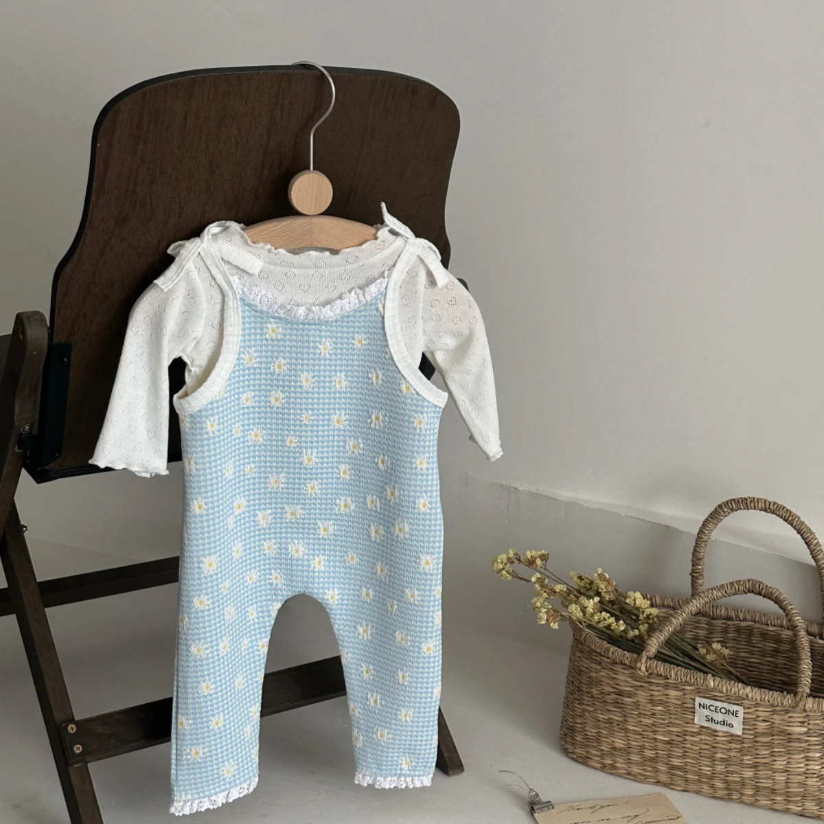 Neuer Sommer-Strampler für Neugeborene, Waffelstrick-Overall in Blau mit Karomuster und Gänseblümchen, Schleifen-Schulterträger mit Spitzenbesatz, Alltags-Outfit für Babys – Detail 5