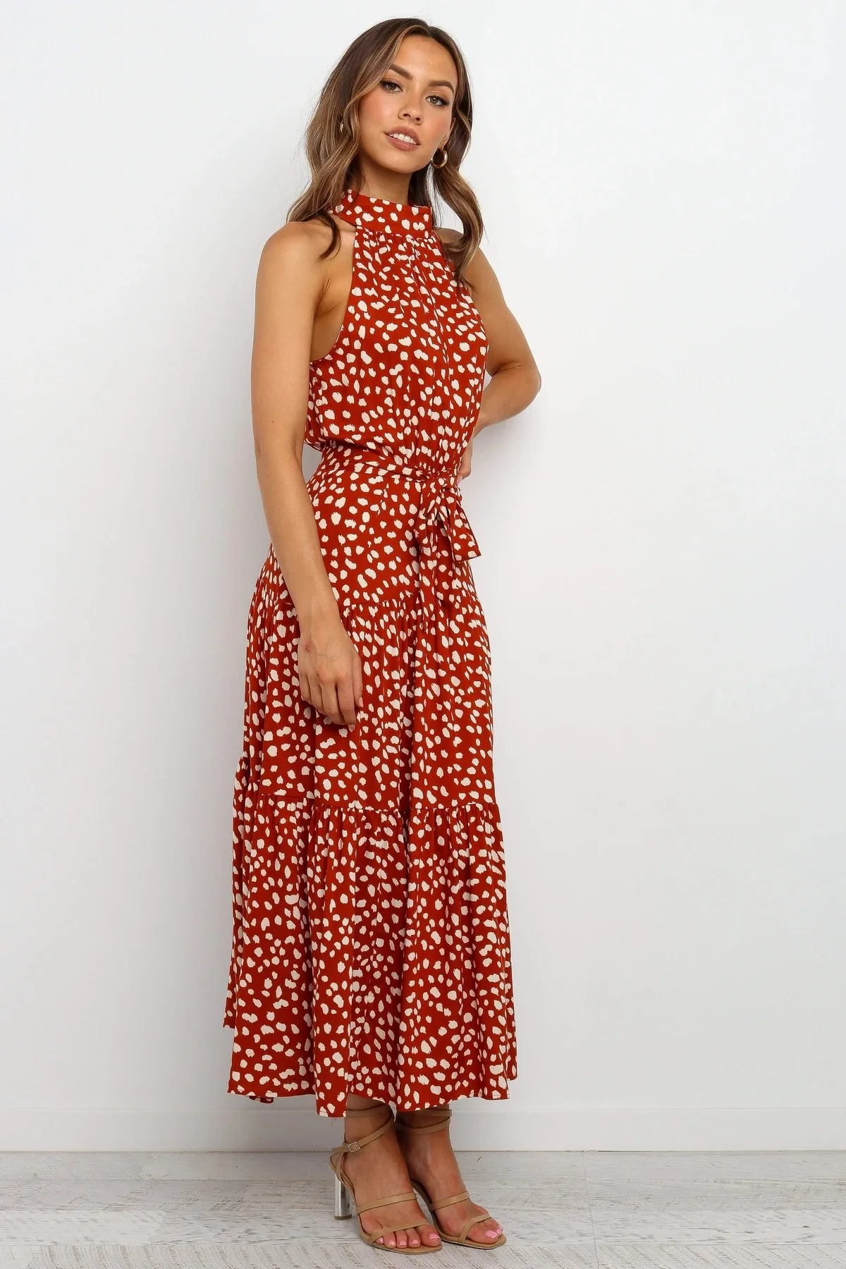 Vestido maxi feminino de bolinhas com amarração na cintura em camadas, design sem mangas e tecido fluido, vestido casual elegante