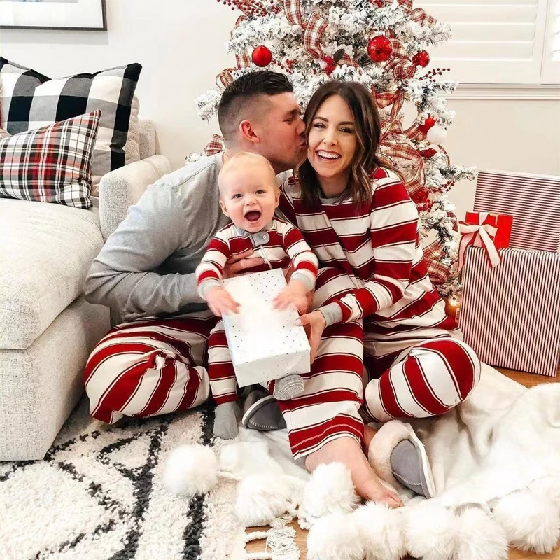 

2024 Striped Christmas Family Matching Pajamas Sets Mommy and Me Xmas Pj's Clothes Outfits Father Mother Children Baby Sleepwear