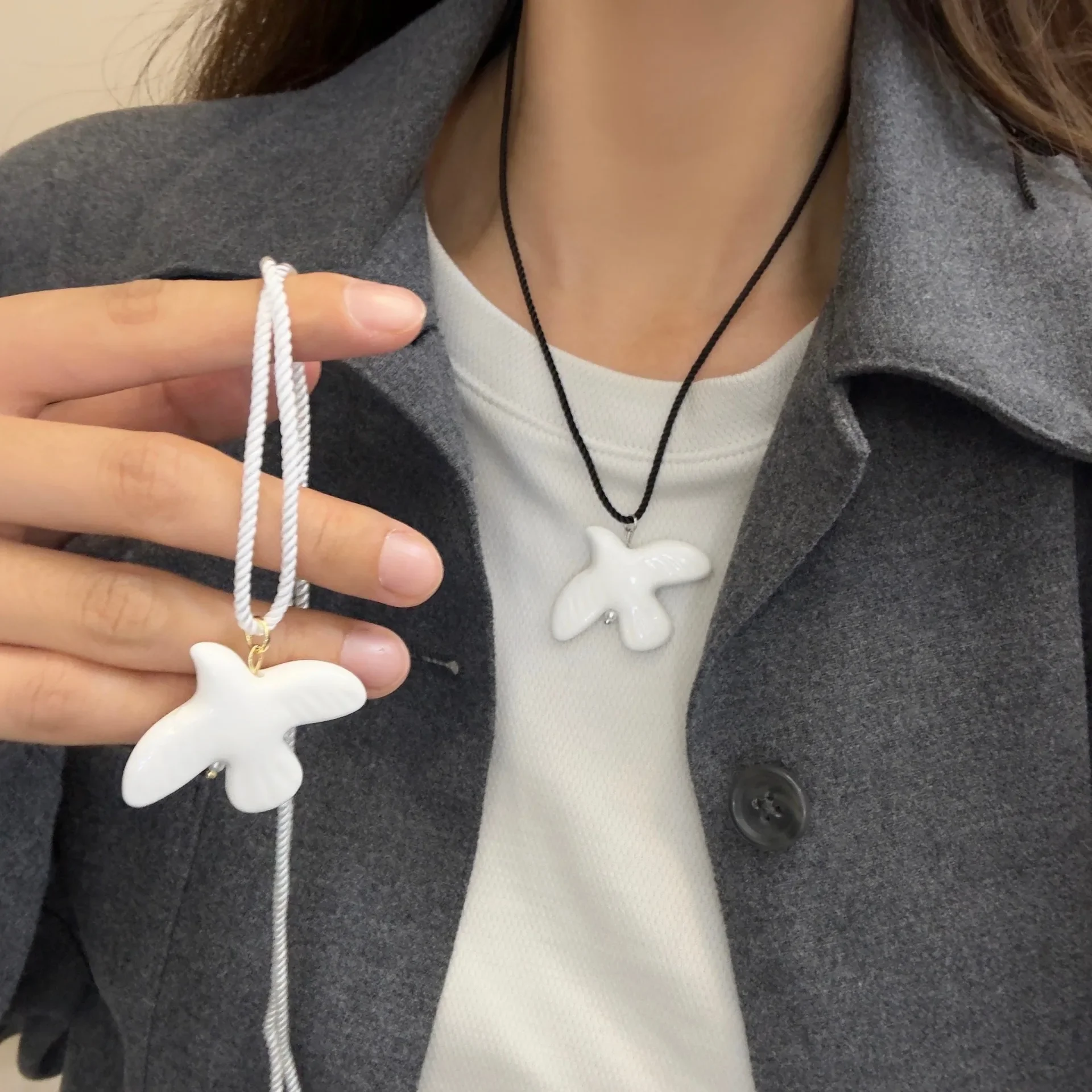 

Fashion White Peace Dove Necklace For Women Vintage Geometric Round Hoop Long Necklace Jewelry Gift