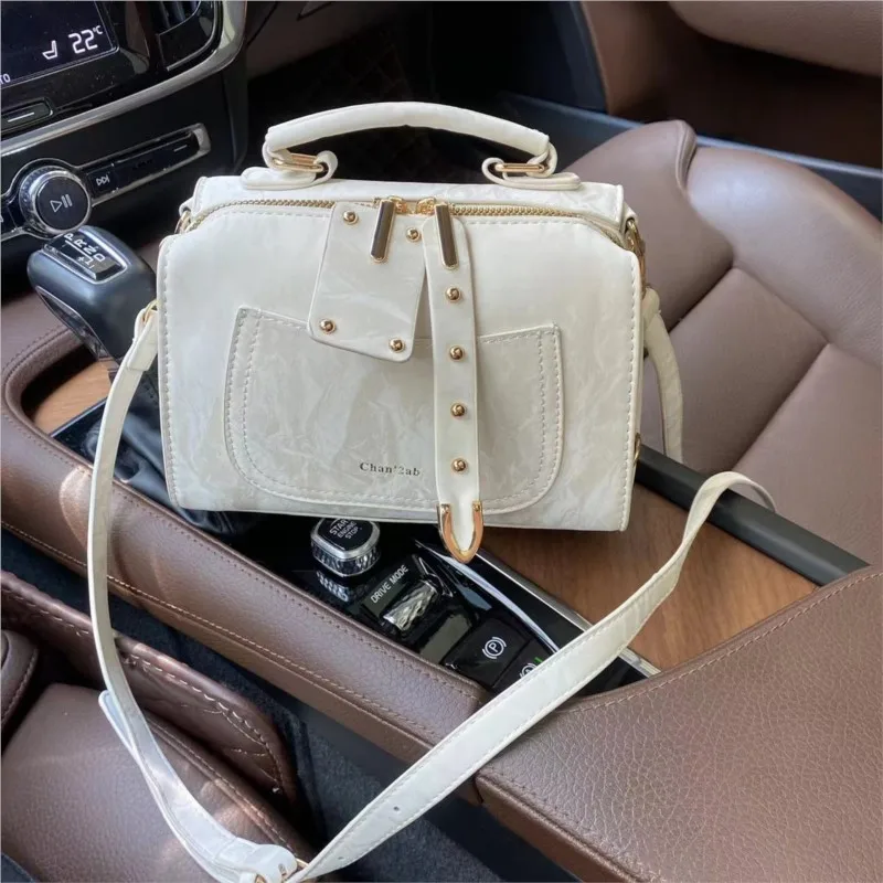 

Милая однотонная сумка с заклепками, женская кожаная текстура, большая вместительная сумка на плечо, женская модная повседневная сумка через плечо на молнии, новинка