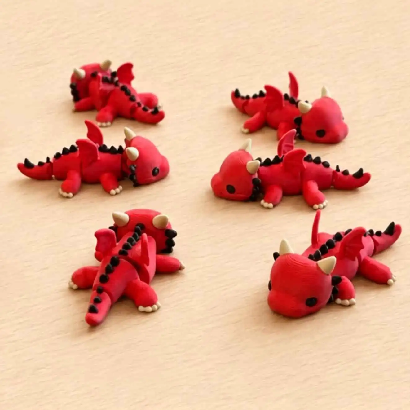 Mini-Drachenfigur in Rot, die sich biegen lässt – kleine Drachenstatue mit beweglichen Flügeln – Tischdeko für Miniatur-Landschaften. – Detail 1