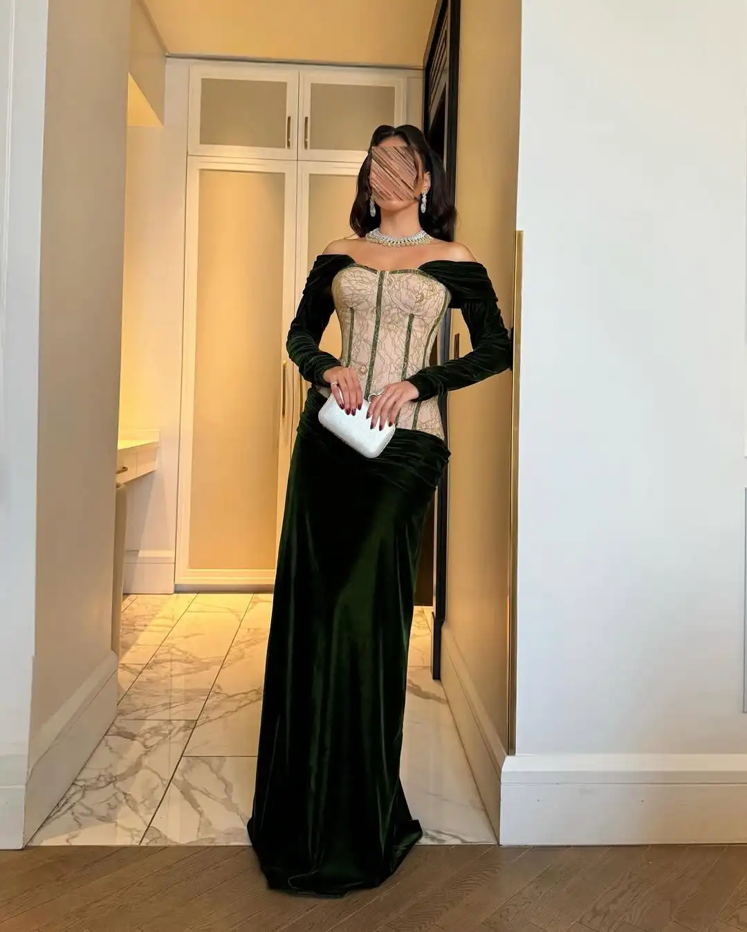 Nuovo design elegante con spalle scoperte in pizzo a lisca di pesce corsetto in velluto vita pieghettata manica lunga abito da ballo formale da sera