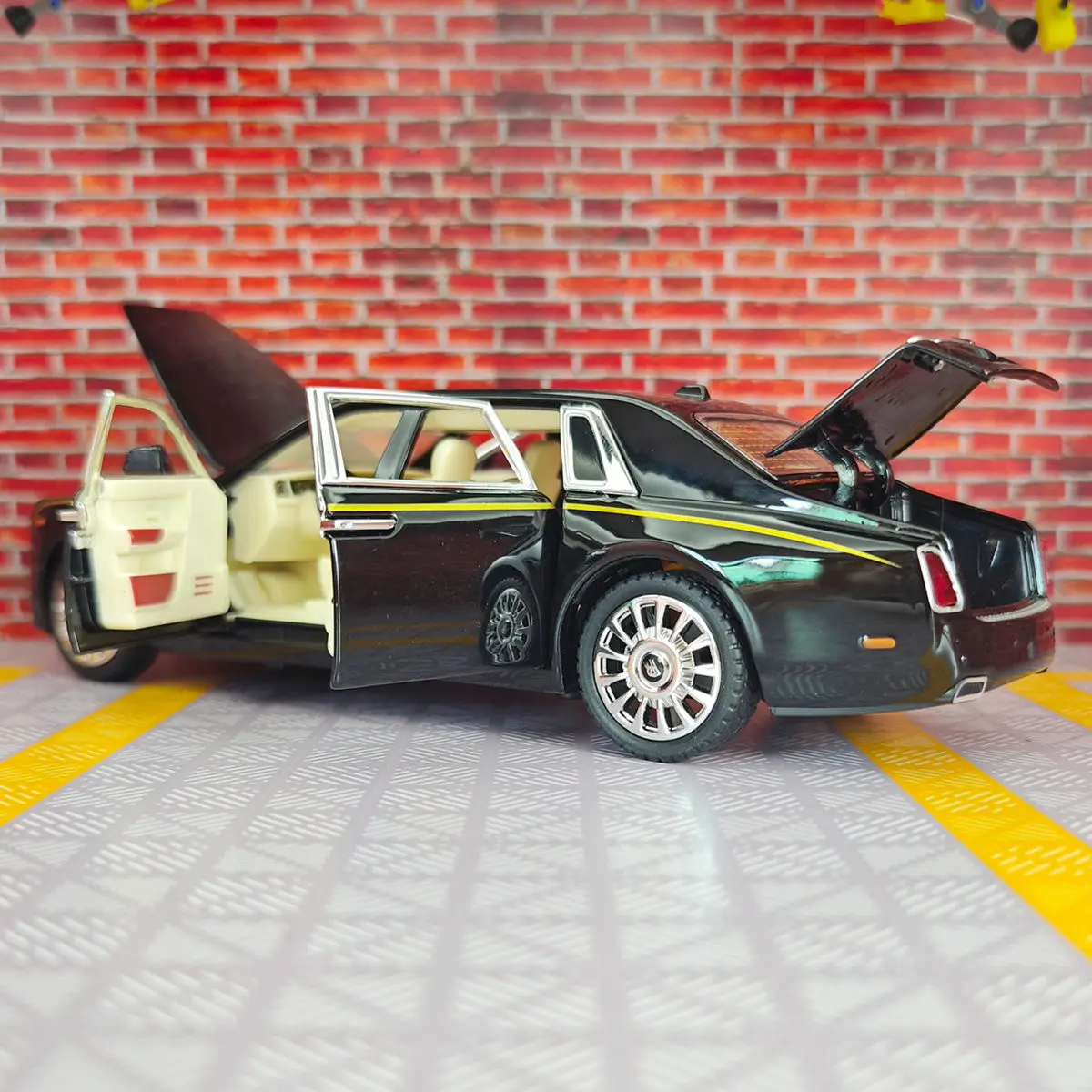 1:24 simulation Rolls Royce Phantom alloy car model, fashionable high-end luxury car, sound and light feedback gift